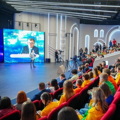 Известные актеры, ученые и писатели помогли школьникам проверить знания научной фантастики на Симпозиуме «Создавая будущее»